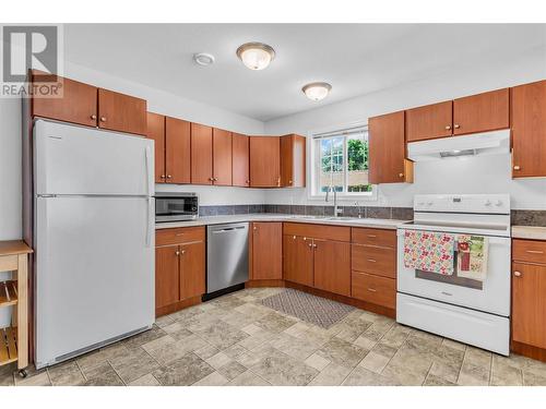 3132 Woodsdale Road, Lake Country, BC - Indoor Photo Showing Kitchen