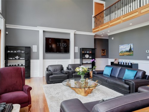 2615 Queenswood Dr, Saanich, BC 