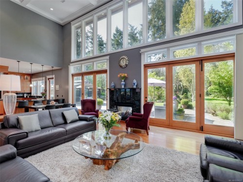 2615 Queenswood Dr, Saanich, BC 