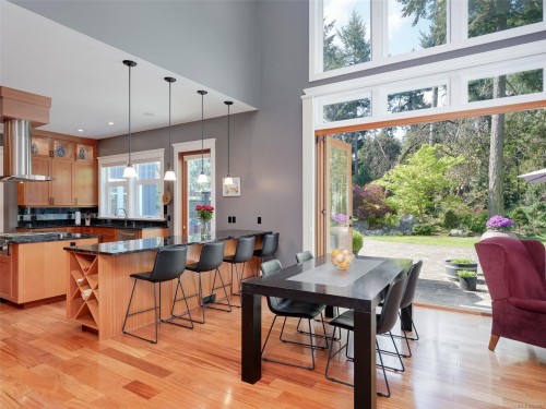 2615 Queenswood Dr, Saanich, BC 