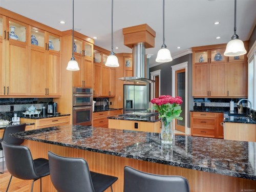 2615 Queenswood Dr, Saanich, BC 