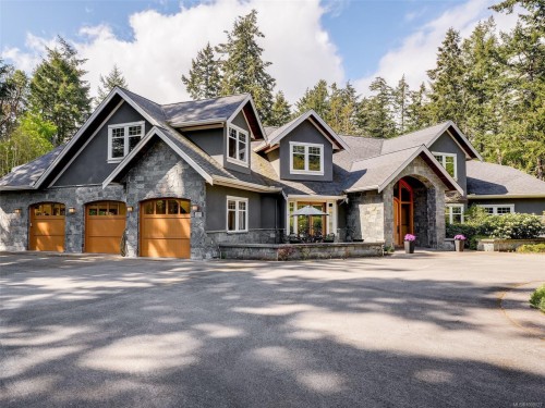 2615 Queenswood Dr, Saanich, BC 