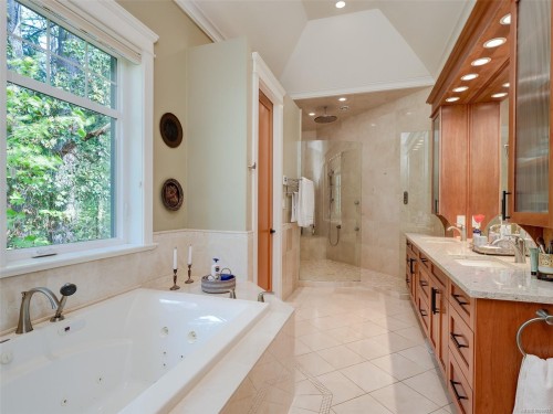 2615 Queenswood Dr, Saanich, BC 