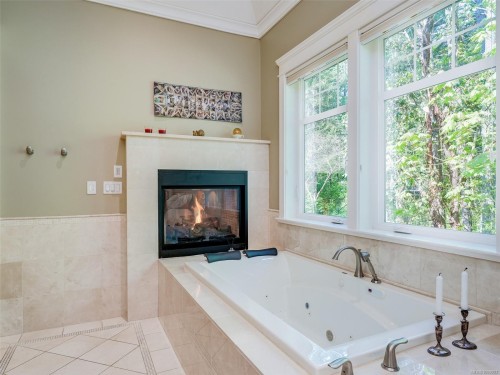 2615 Queenswood Dr, Saanich, BC 