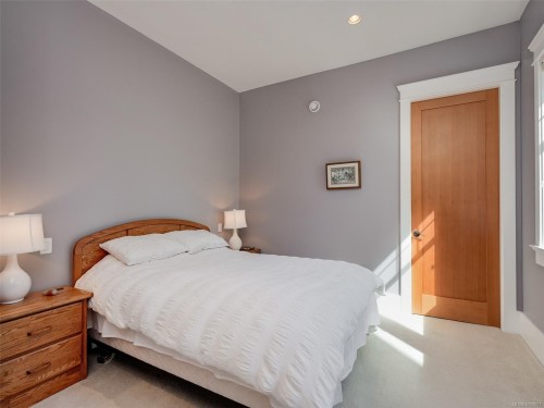 2615 Queenswood Dr, Saanich, BC 