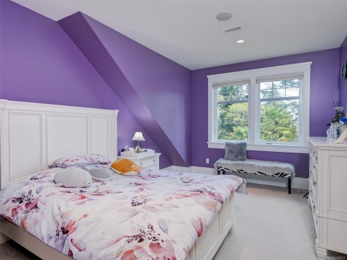 2615 Queenswood Dr, Saanich, BC 