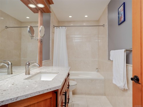 2615 Queenswood Dr, Saanich, BC 