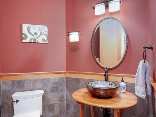 2615 Queenswood Dr, Saanich, BC 