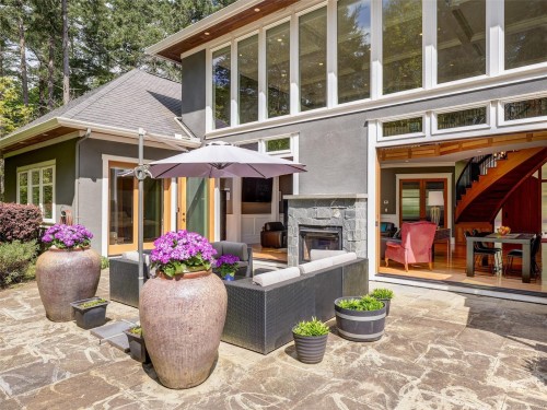 2615 Queenswood Dr, Saanich, BC 