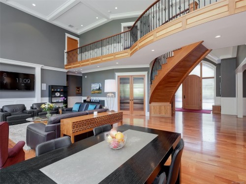 2615 Queenswood Dr, Saanich, BC 