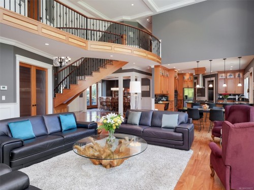 2615 Queenswood Dr, Saanich, BC 