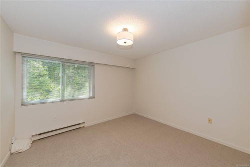 201-1875 Lansdowne Rd, Saanich, BC - Indoor Photo Showing Other Room