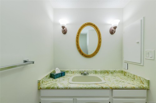 201-1875 Lansdowne Rd, Saanich, BC - Indoor Photo Showing Bathroom