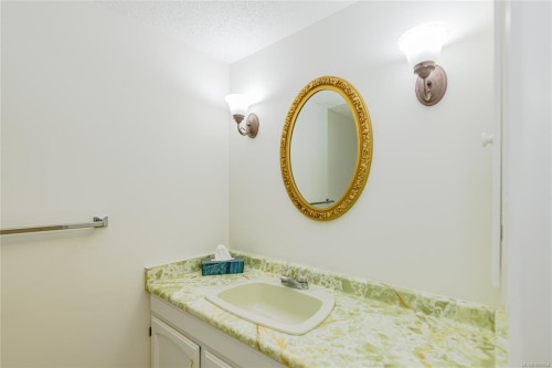 201-1875 Lansdowne Rd, Saanich, BC - Indoor Photo Showing Bathroom