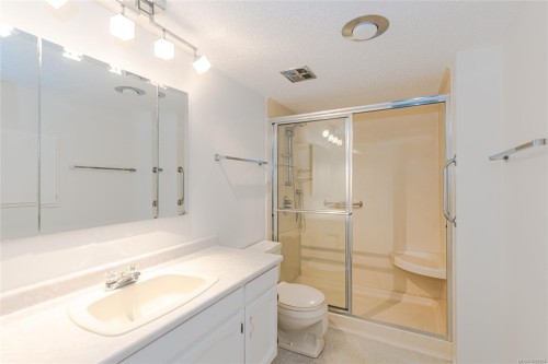 201-1875 Lansdowne Rd, Saanich, BC - Indoor Photo Showing Bathroom