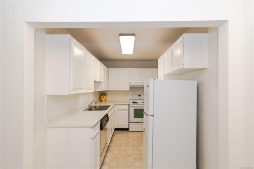 201-1875 Lansdowne Rd, Saanich, BC - Indoor Photo Showing Kitchen With Double Sink