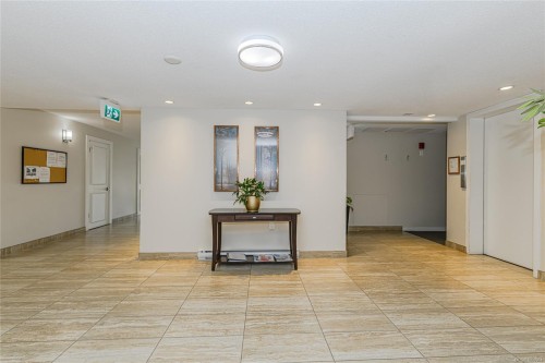 201-1875 Lansdowne Rd, Saanich, BC - Indoor Photo Showing Other Room