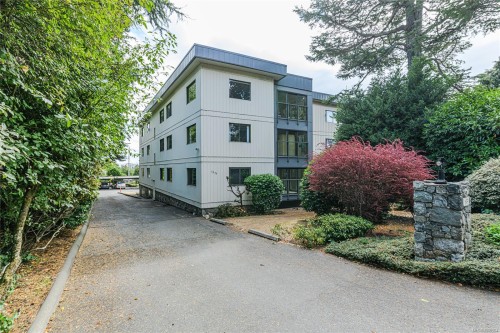 201-1875 Lansdowne Rd, Saanich, BC - Outdoor