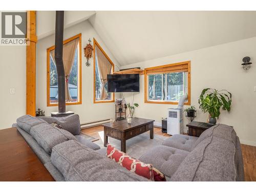 Main floor living - 322 Northern View Drive, Vernon, BC - Indoor Photo Showing Living Room