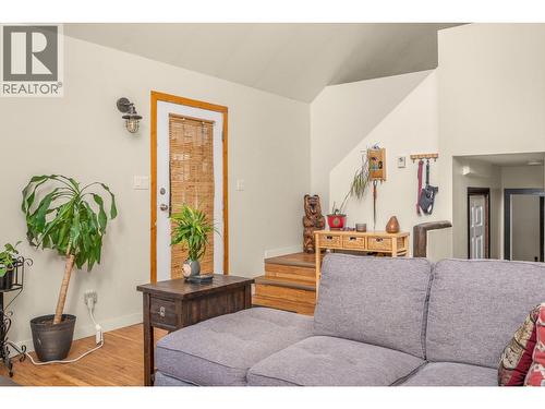 Main floor living - 322 Northern View Drive, Vernon, BC - Indoor Photo Showing Living Room