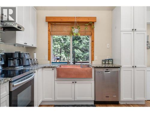 Main floor living - 322 Northern View Drive, Vernon, BC - Indoor Photo Showing Kitchen