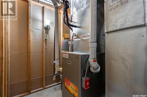 211 6Th Avenue W, Gravelbourg, SK - Indoor Photo Showing Basement