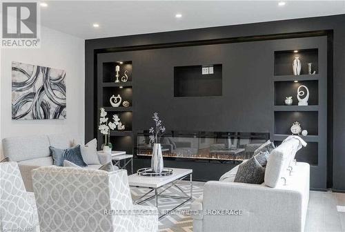 2782 Canadiana Court, Fort Erie (Black Creek), ON - Indoor Photo Showing Living Room