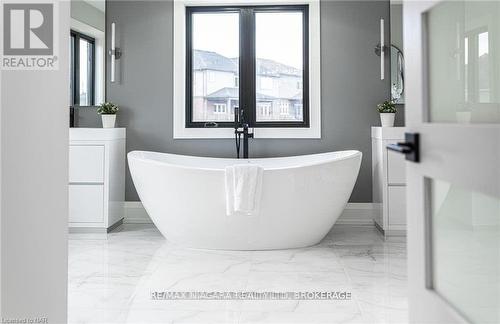 2782 Canadiana Court, Fort Erie (Black Creek), ON - Indoor Photo Showing Bathroom