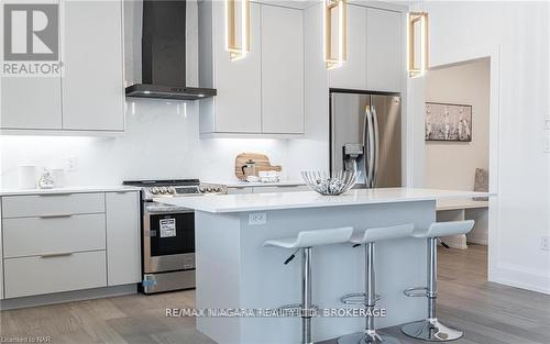 2782 Canadiana Court, Fort Erie (Black Creek), ON - Indoor Photo Showing Kitchen With Upgraded Kitchen