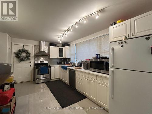 1011 Janette Street, Newmarket, ON - Indoor Photo Showing Kitchen