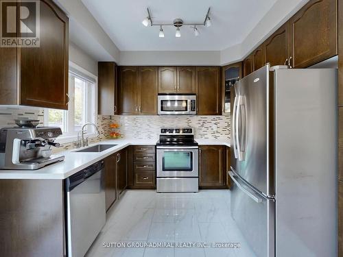 25 D'Eva Drive, Vaughan, ON - Indoor Photo Showing Kitchen