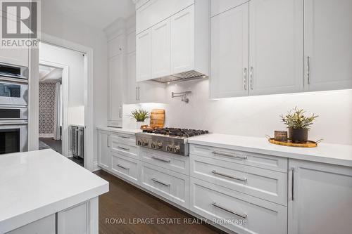 2338 Hyacinth Crescent, Oakville, ON - Indoor Photo Showing Kitchen With Upgraded Kitchen