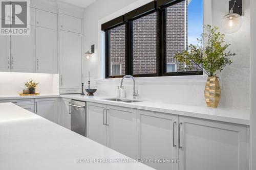 2338 Hyacinth Crescent, Oakville, ON - Indoor Photo Showing Kitchen With Double Sink