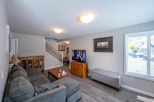 123-1458 Penticton Avenue, Penticton, BC - Indoor Photo Showing Living Room