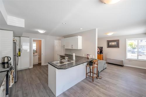123-1458 Penticton Avenue, Penticton, BC - Indoor Photo Showing Kitchen With Double Sink