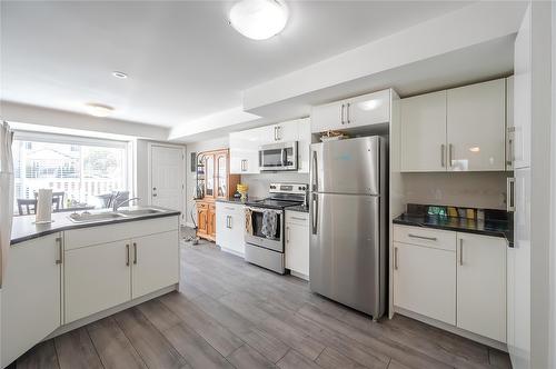 123-1458 Penticton Avenue, Penticton, BC - Indoor Photo Showing Kitchen With Double Sink
