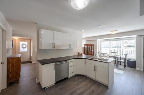 123-1458 Penticton Avenue, Penticton, BC - Indoor Photo Showing Kitchen With Double Sink