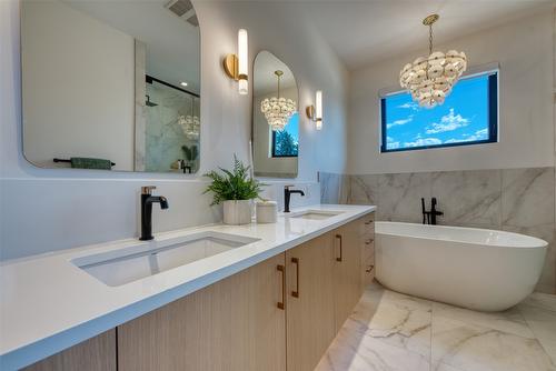 1-3010 Holland Road, Kelowna, BC - Indoor Photo Showing Bathroom
