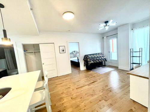 Salon - 211-3950 Rue Sherbrooke E., Montréal (Mercier/Hochelaga-Maisonneuve), QC - Indoor