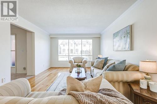 37 Mackay Drive, Richmond Hill, ON - Indoor Photo Showing Living Room