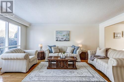 37 Mackay Drive, Richmond Hill, ON - Indoor Photo Showing Living Room