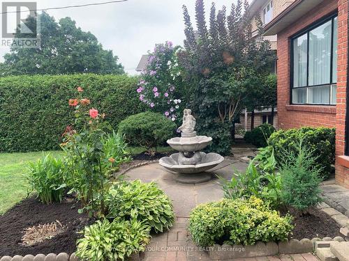 37 Mackay Drive, Richmond Hill, ON - Outdoor