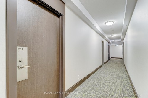 212-7890 Bathurst Street, Vaughan, ON - Indoor Photo Showing Other Room