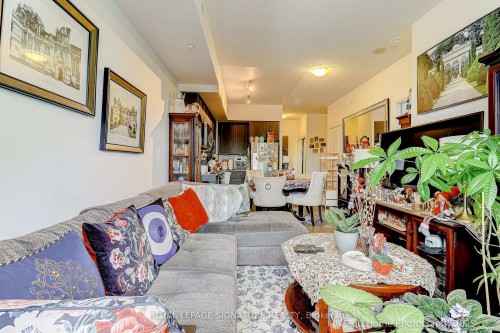 212-7890 Bathurst Street, Vaughan, ON - Indoor Photo Showing Living Room