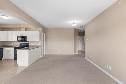 304-770 Rutland Road, Kelowna, BC - Indoor Photo Showing Kitchen