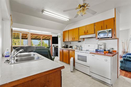 1655 Evans Road, Creston, BC - Indoor Photo Showing Kitchen With Double Sink