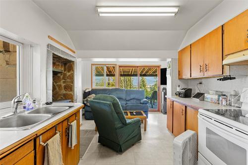 1655 Evans Road, Creston, BC - Indoor Photo Showing Kitchen With Double Sink