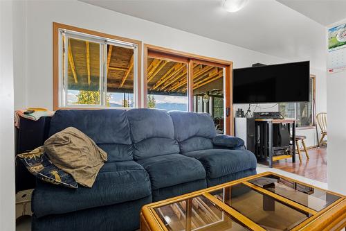 1655 Evans Road, Creston, BC - Indoor Photo Showing Living Room