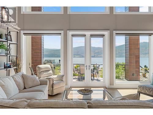 1579 Pritchard Drive, West Kelowna, BC - Indoor Photo Showing Living Room