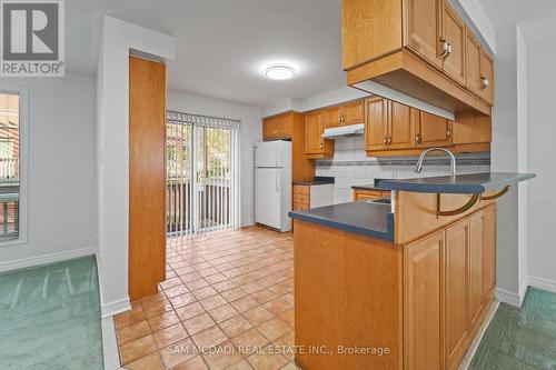 5 - 5031 East Mill Road, Mississauga, ON - Indoor Photo Showing Kitchen